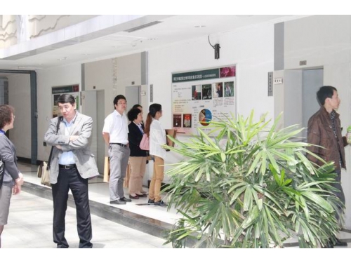 国家级教学示范中心研讨会代表来我室参观考察