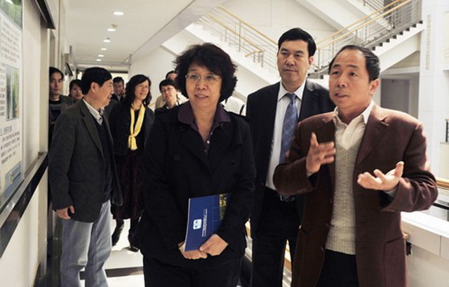 科技部副部长陈小娅来实验室视察
