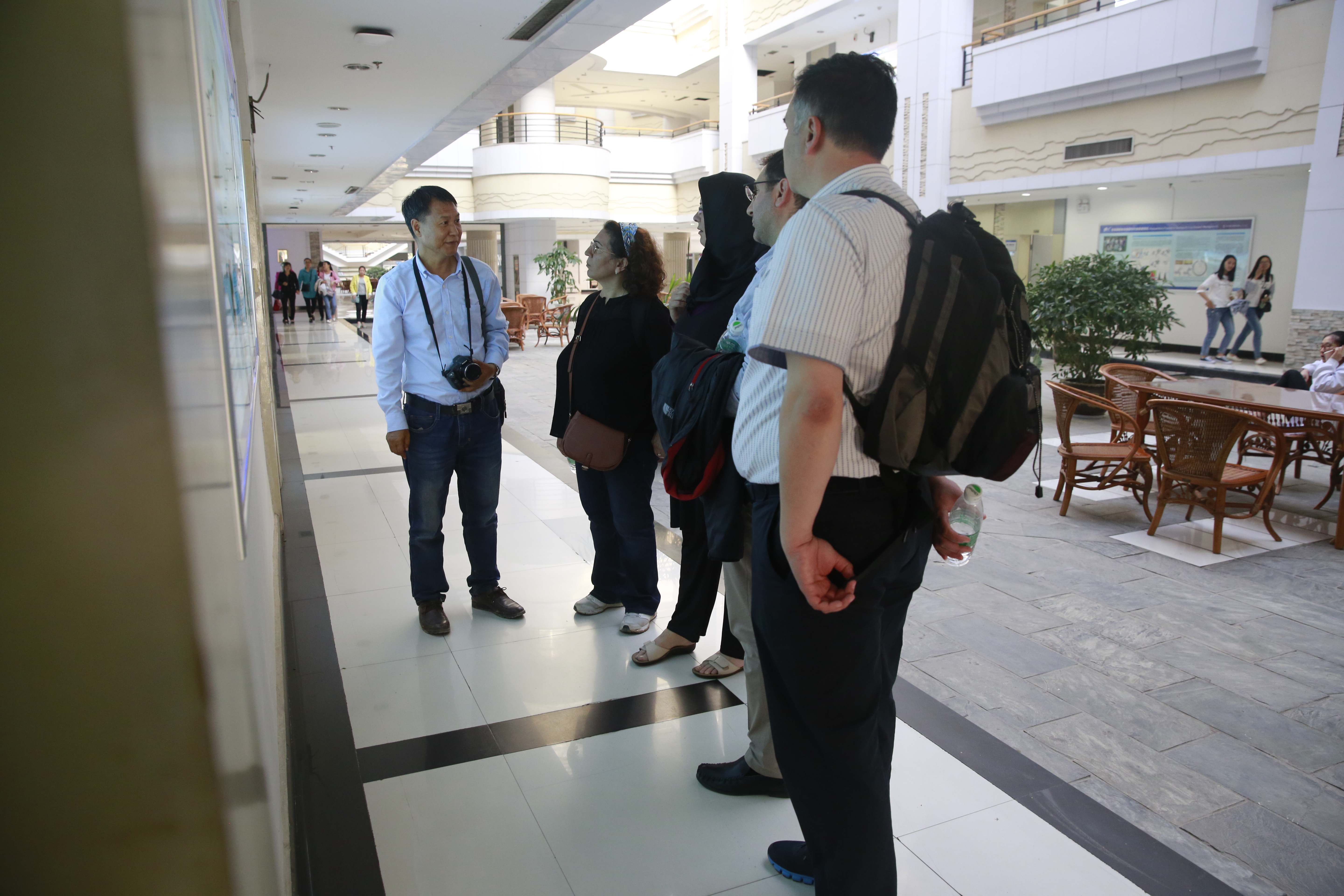 土耳其农业部国际冬小麦改良项目(IWWIP)专家一行来我室参观
