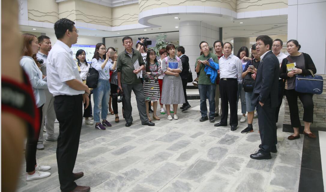 “旱区主流媒体杨凌行”大型采访来我室参观考察