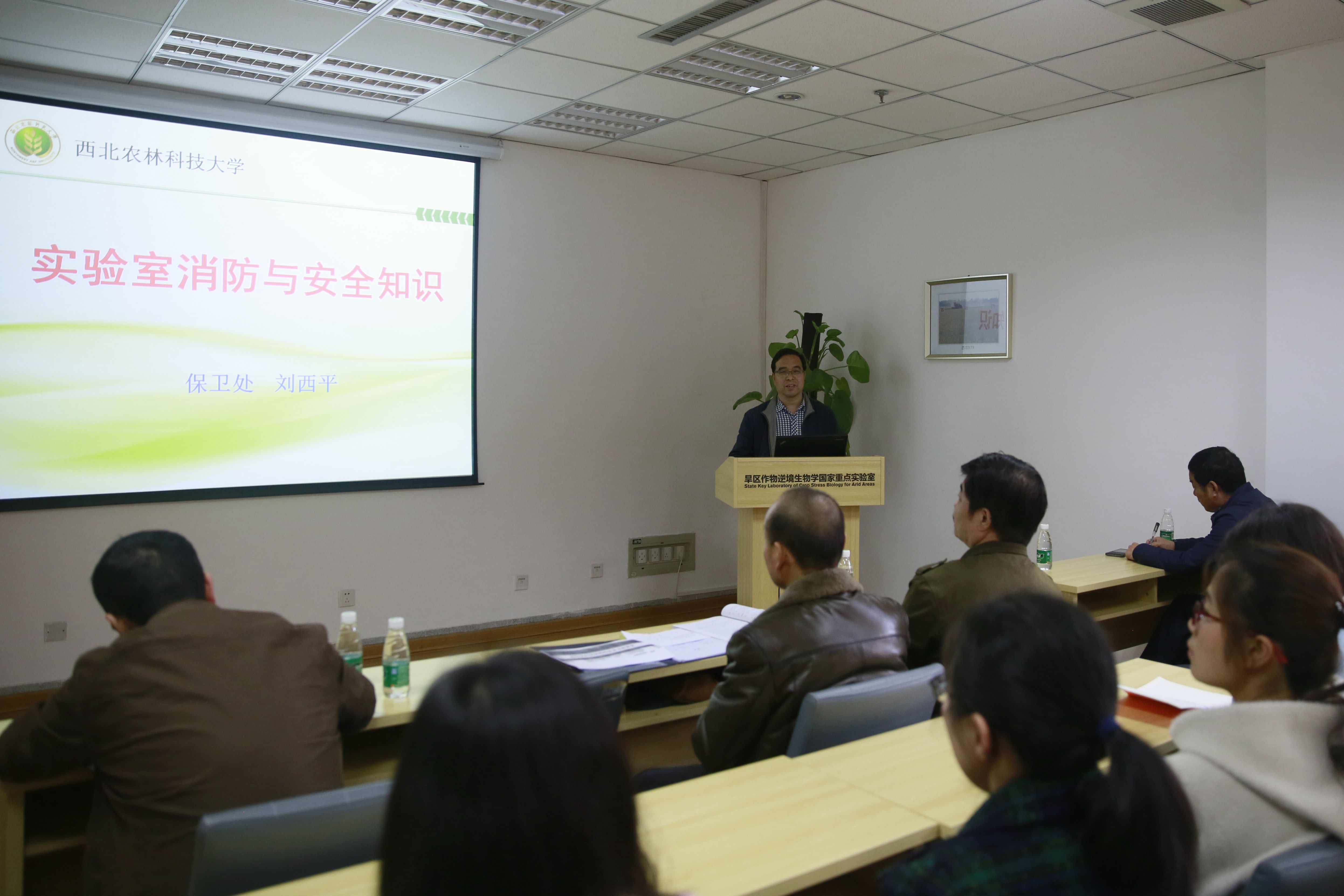 办讲座 作演练 两项活动促安全