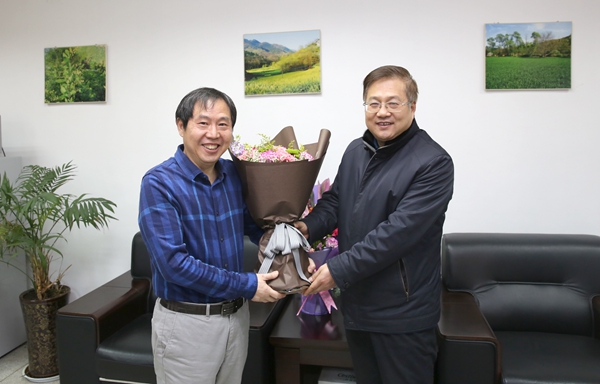 省委高教工委副书记李智军看望慰问康振生院士