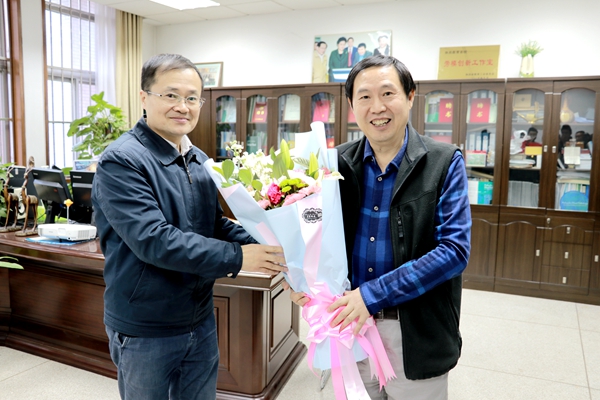 杨凌示范区管委会副主任刘庆看望慰问康振生院士