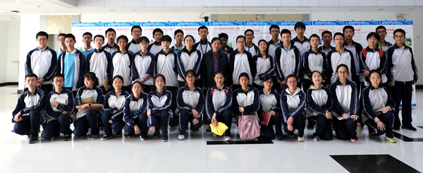 附中学生来我室参观学习