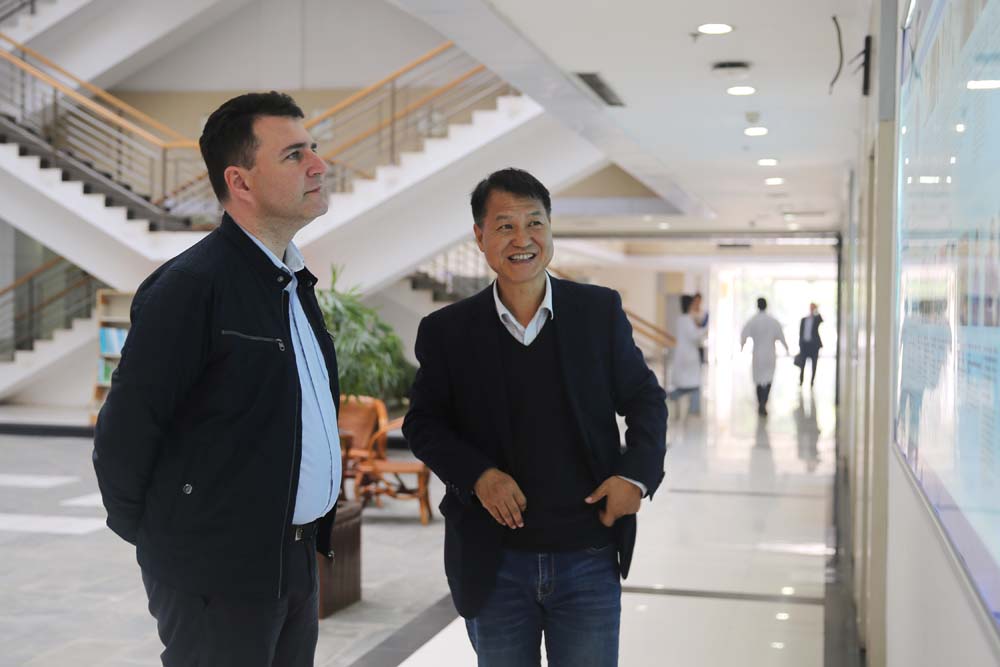 塞尔维亚诺维萨德大学校长Dejan Jaksic来我室参观访问